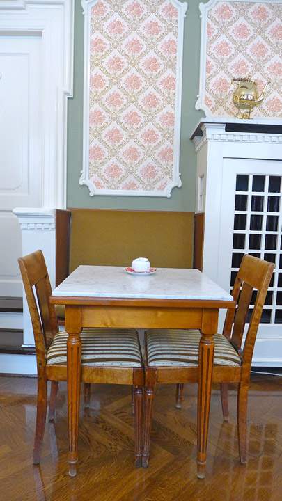 Cafeen er indrettet i 1922 som de moderne udenlandske wienercafeer. Inventaret i konditoriet er skapt helt i tidens nyklassicistiske stil med forenklede former og lyse farver og med elementer inspireret av antikkens verden.
