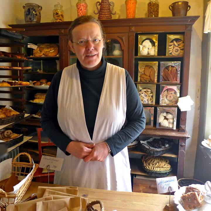 Ekte skuespillere jobber i de forskjellige butikkene i Den Gamle By og de lever seg riktig godt inn i rollene fra den tid de skal representere.
