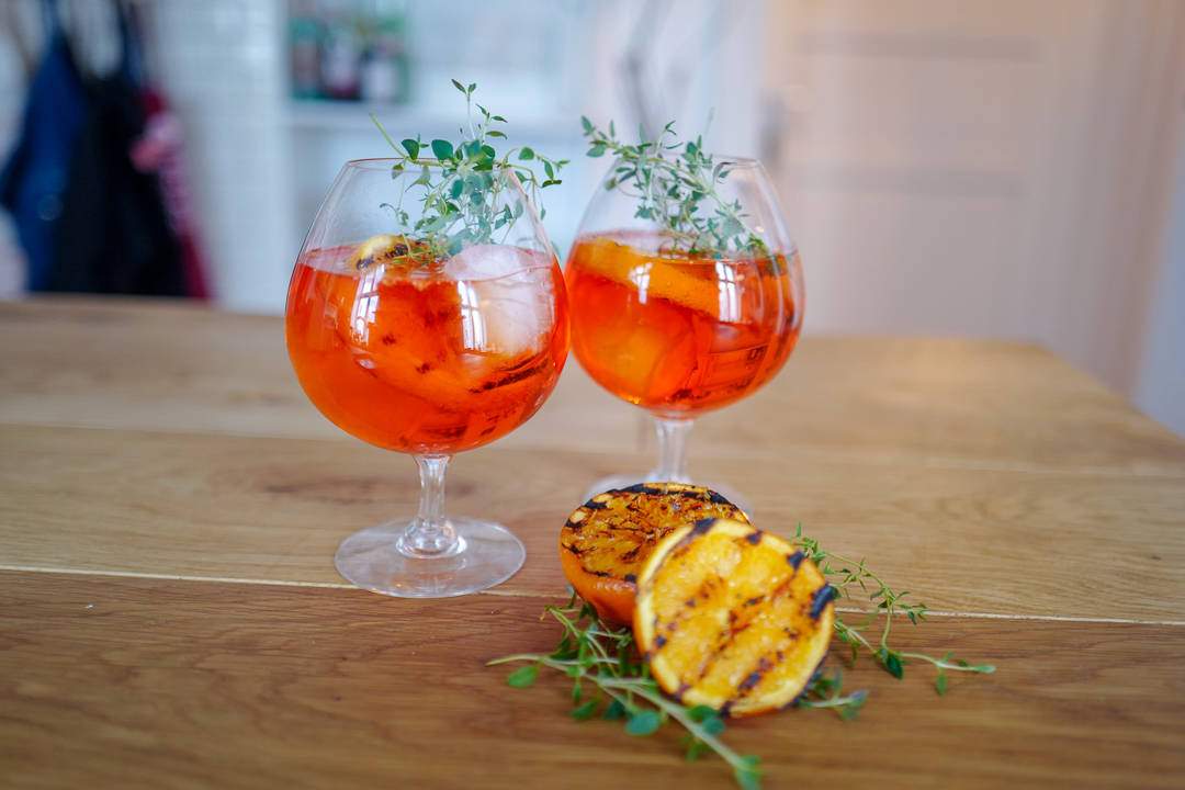 Spritz med grillet appelsin og timian L1420745 - Spritz med grillet appelsin og timian
