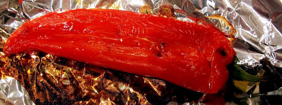2. Legg på aliminiumsfolie i ovnen på 230 grader, varmluft i ca 20 minutter til skinnet begynner å «krølle seg»