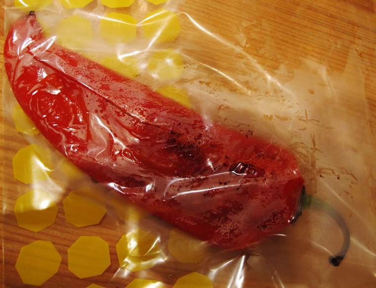 3. Ta paprikaen ut av ovnen og over i en plastpose. Sørg for at posen er tett. La ligge i 5 minutter.