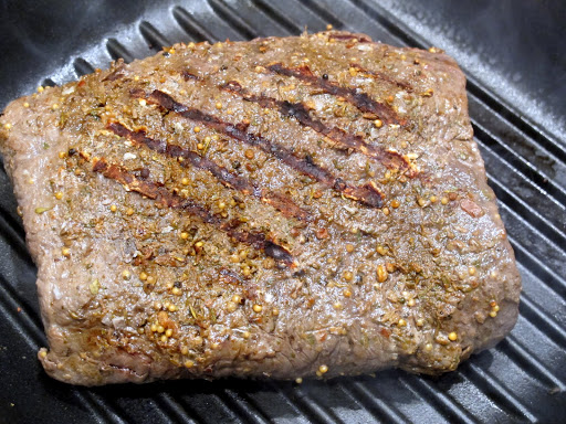 Fjern plasten, tørk av kjøttet, ha på salt og grill eller stek i noen minutter på hver side. Fjern plasten, tørk av kjøttet, ha på salt og grill eller stek i noen minutter på hver side.
