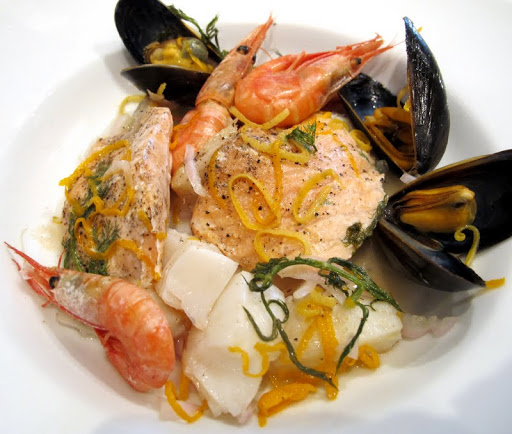 Fisken kan serveres i matpakken eller som her, på en tallerken. Fisken kan serveres i matpakken eller som her, på en tallerken.