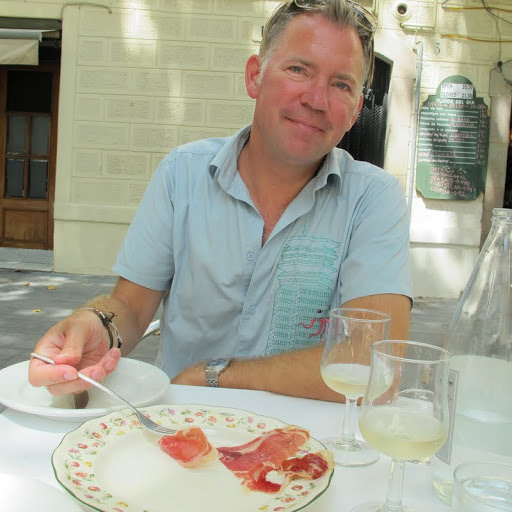en fornøyd skinkemann med blanc pescador i glasset. (musserende hvitvin som er fabelaktig til fisk)