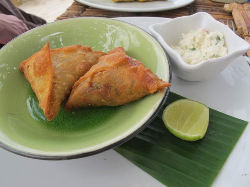 Samosaer med kokoschutney og lime.
