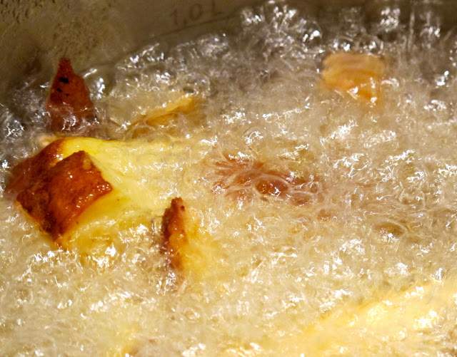Økologiske poteter og jordskokker fritteres etter at de er lettkokte i vann.