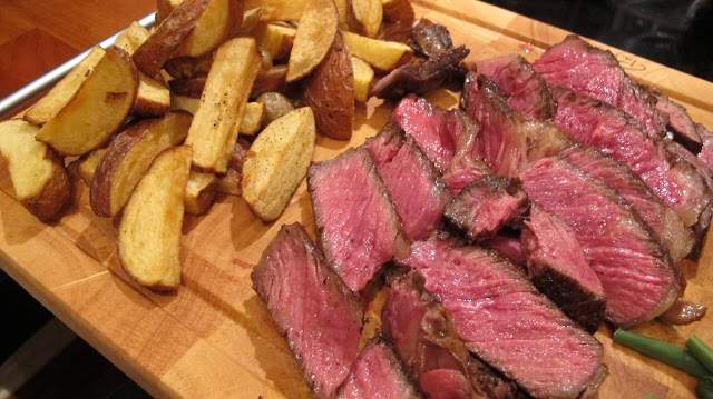 Bistrostemning i hjemmet. Kjøttet er supermørt og poteter og jodskokk er knasende.