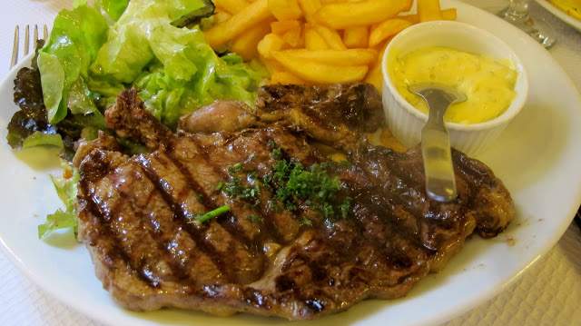 Grillet entrecote, bearnais og fritter. Perfekt utført! Det er ikke mange steder man får en perfekt entrecote i Paris, men her får du det.