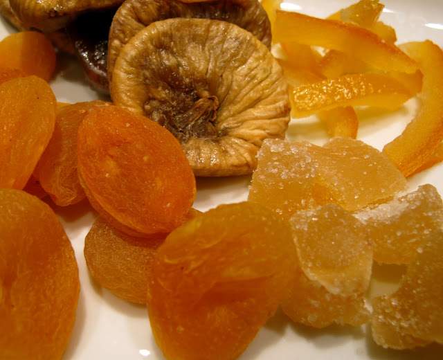 Tørkede aprikoser, kandiserte ingefær, kandiserte appelsinskall og fiken.