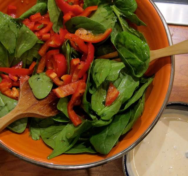 enkel salat og rømmedressing på siden