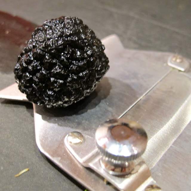 Trøffelen skjæres tynt medd en trøffelmandolin (hvis du har en slik) eller med en skarp kniv.