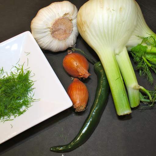 Du trenger fennikel, sjalottløk, grønn chili, 2 fedd frisk hvitløk og krydderdusken fra fennikelen. Sitronskall, kremfløte, parmesan og noen andre urter passer også godt. Bruk gjerne litt frisk koriander eller basilikum.