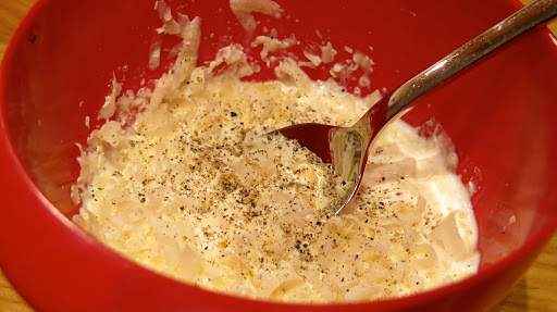 I en bolle har du 1 dl kremfløte, 1/2 dl vann, en neve revet parmesan og nykvernet pepper. Husk at røkelaks inneholder en del salt, så du må ikke salte retten før den er ferdig og du selv kan avgjøre om det trengs ekstra salt.
