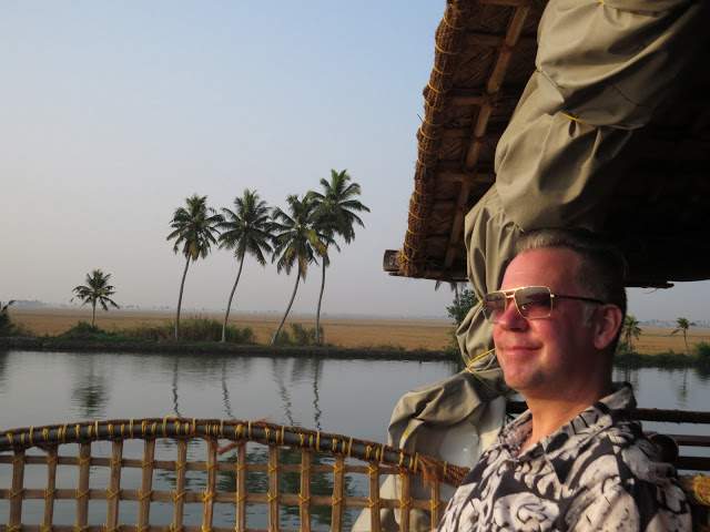 Båtfolket: Erik koser seg på båttur i The Backwaters Of Kerala, India