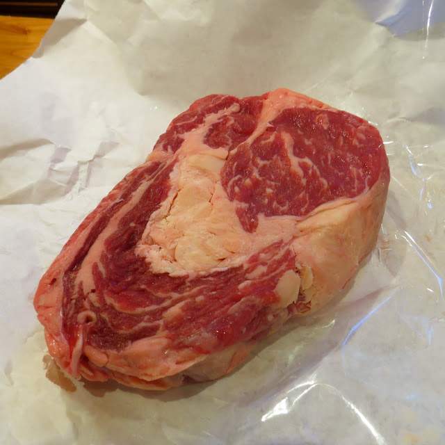 Bra kjøtt må til. Denne entrecôten på 500 g er fra Prima Jæren. Salt og pepre før du steker den.