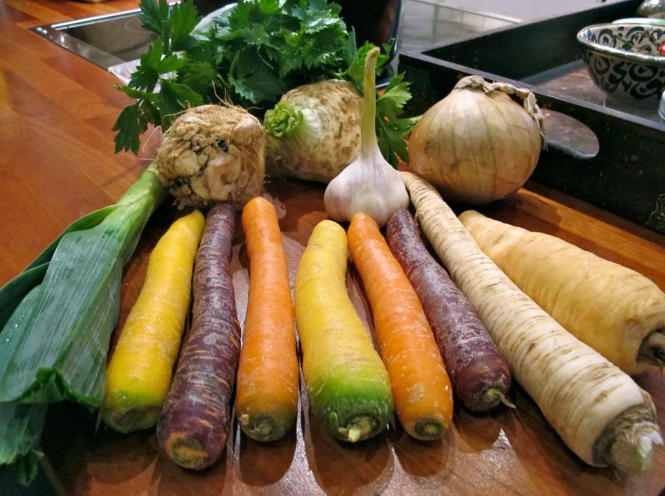 Grønnsaker. Fargerike gulrøtter får du på større supermarkeder om dagen. Persillerot, sellerirot, løk og pastinakk