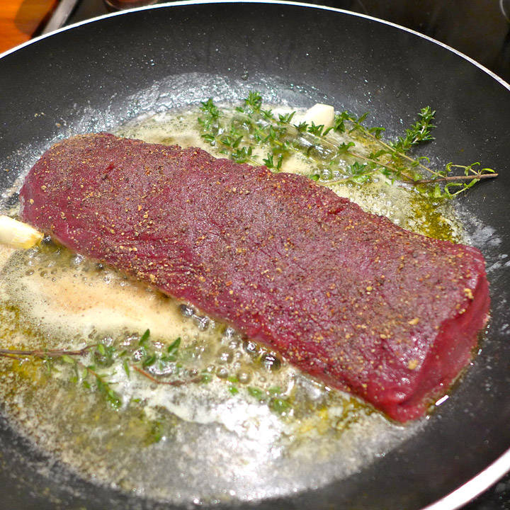Ytrefilet Av Hjort Med Bakte Rotgrønnsaker