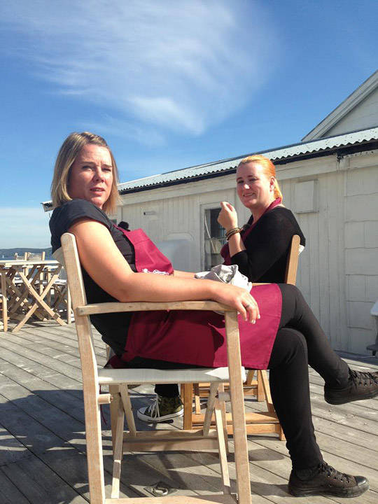 Cecilie og jeg chiller i sola mellom opptak