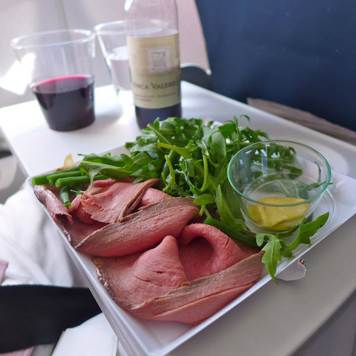 Hovedrett: Nydelig roastbeef med ruccola, grønne bønner og sterk, engelsk sennep