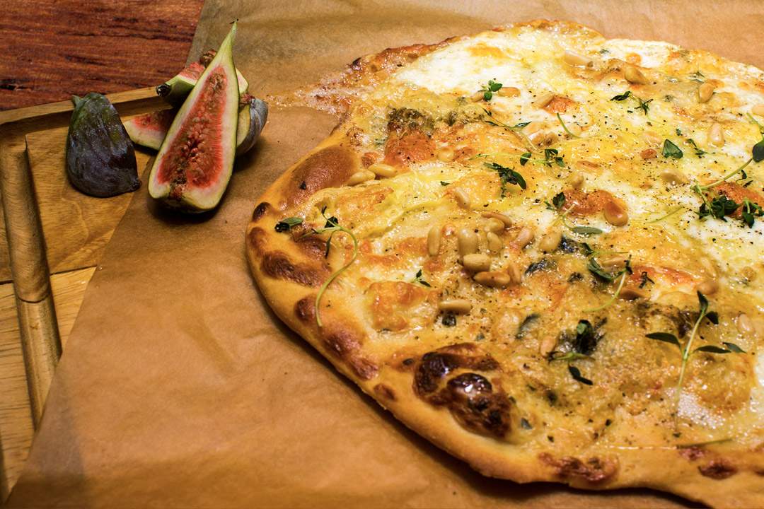 Blå og hvit pizza