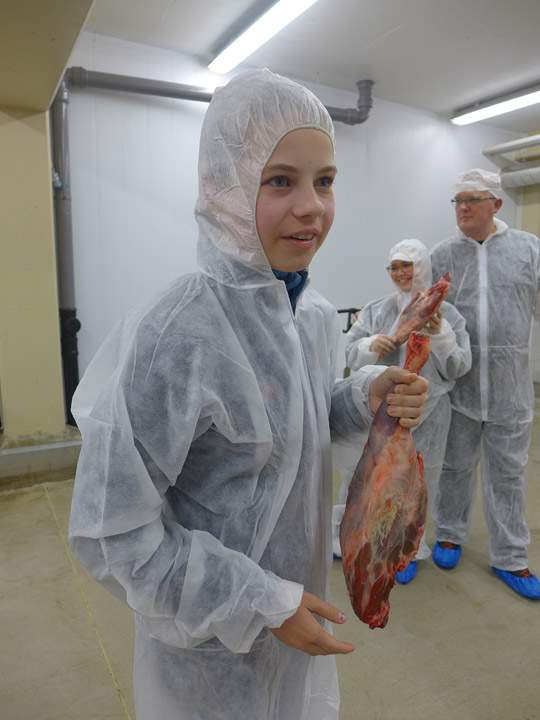 Niesen min, Oda er med på Tynset og får lage sitt eget fenalår. Hun går i 8. klasse og har «skyggedag» denne dagen. Dvs. hun skal være med en hun kjenner på jobb og se hva arbeidsdagen går ut på. Det ble en fin dag med mye togkjøring for Oda.