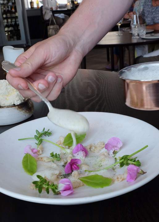 En av signaturrettene: Sautert dansk blekksprut med blåskjellsaus med persille og strandplanter. Det smaker så vidunderlig! En av signaturrettene: Sautert dansk blekksprut med blåskjellsaus med persille og strandplanter. Det smaker så vidunderlig!