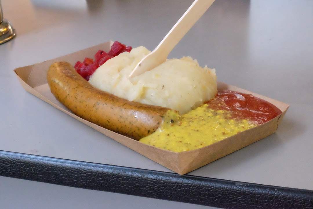Pølse av unghane med rotmos og syltede rødbeter. En av de beste pølsene jeg noen gang har smakt.