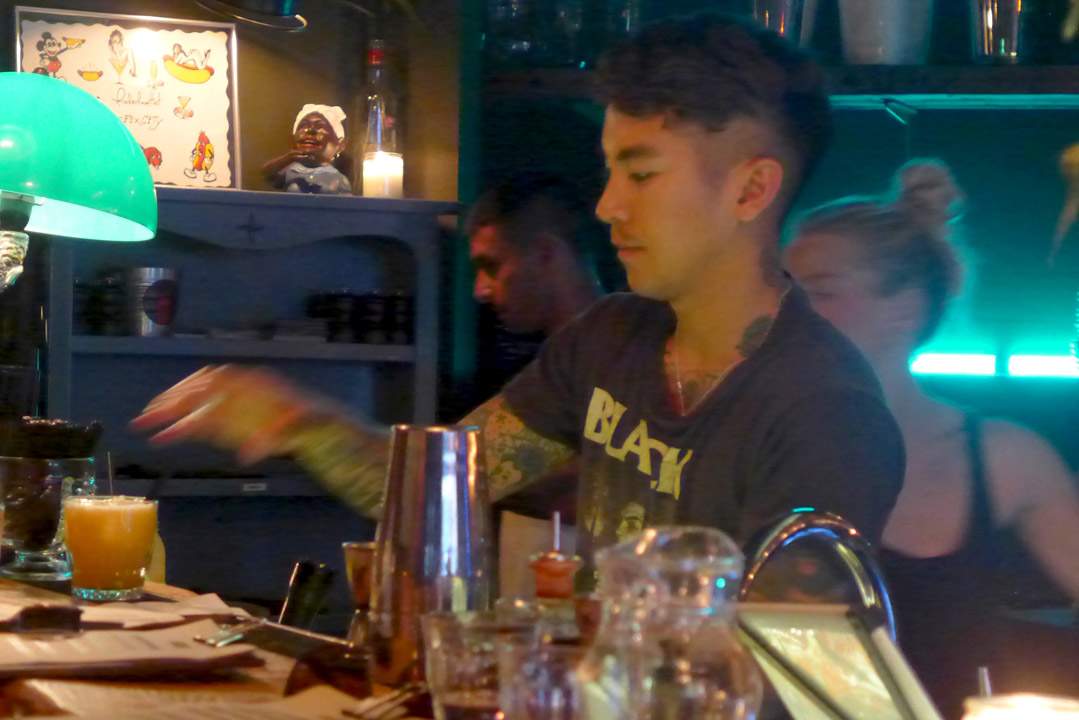 L1160742Sørg for å få deg en deilig cocktail her, for det kan de. Dessuten er det kul musikk i baren, som The Smiths og den største samling av tatoveringer i hele København.