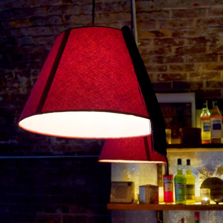 Tøffe lamper laget av de klassiske marrokanske hattene Fez.