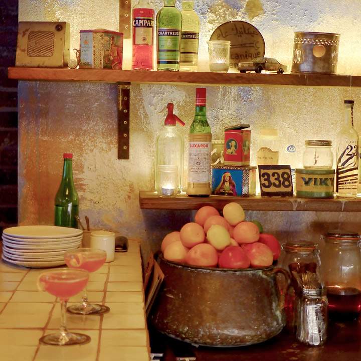 Men det er ikke bare maten og det helt fantastiske interiøret som gjør Berber & Q. Det er den heftige musikken, vinutvalget og ikke minst cocktailene – som har en twist av Midtøsten og Nord-Afrika. Som f.eks denne: HARISSA ROSE MARY, Berber’s bloody Mary w/house smoked vodka, rose harissa. Jeg elsker slike kreative komposisjoner.