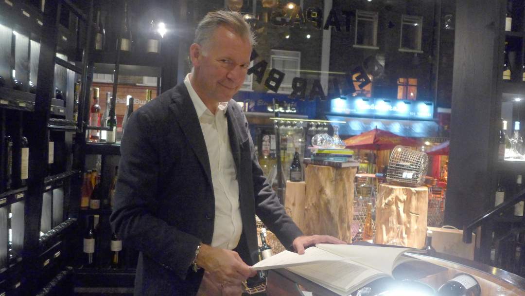 Erik studerer vinkartet.