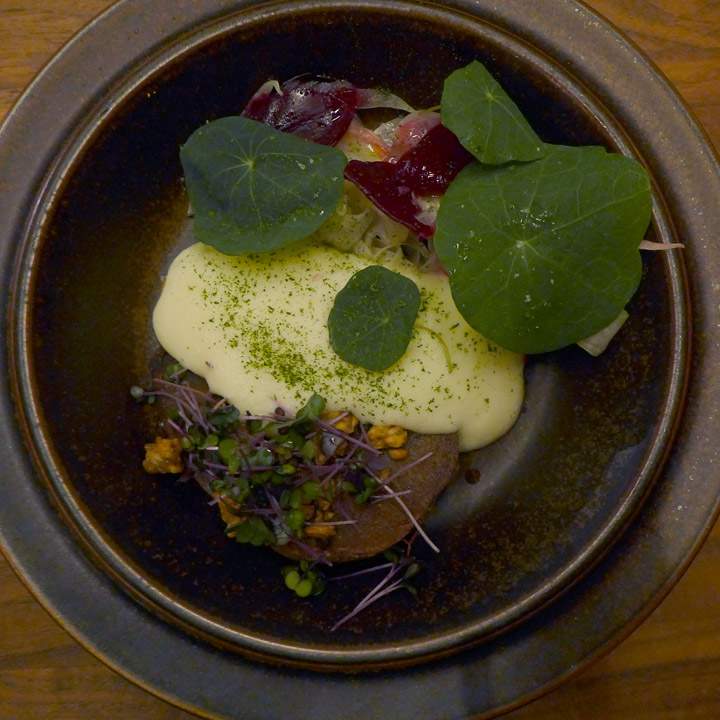 Reinsdyr og potetkrem med rødbeter.