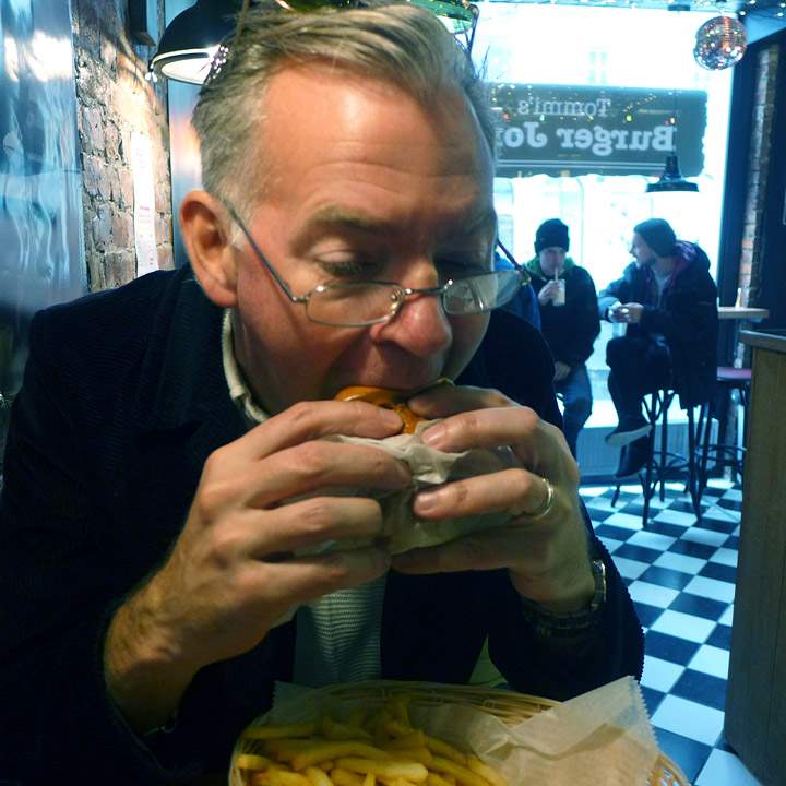 Sulten Erik har ikke tid til å posere. Må spise burger, skjønner du. Har ikke tid til å ta av lesebrillene heller. Sulten Erik har ikke tid til å posere. Må spise burger, skjønner du. Har ikke tid til å ta av lesebrillene heller.