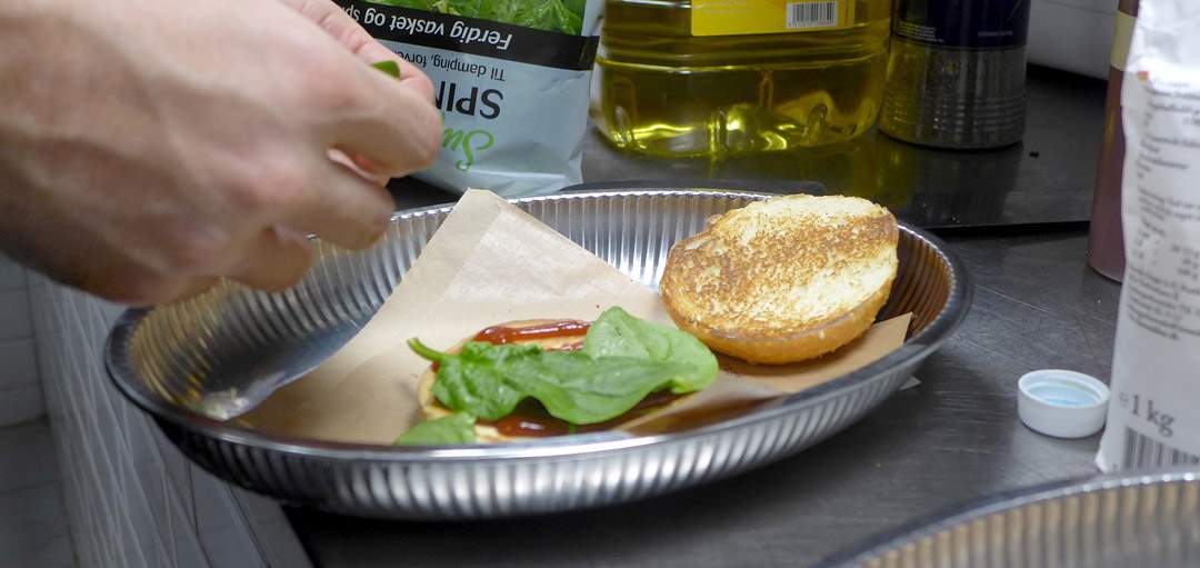 Ketchup og spinat i bunnen.