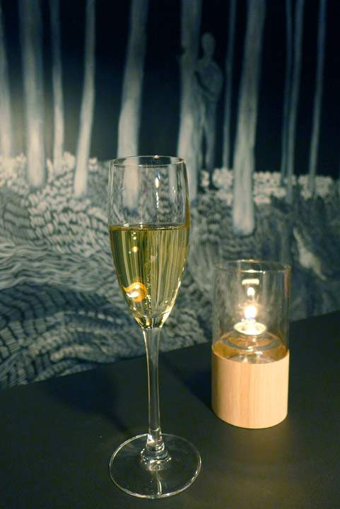 Musserende og håndmalt vegg. Mye skogstema hos Norð . Det står til og med et tre midt i lokalet. Det er fraktet fra Jeløya.