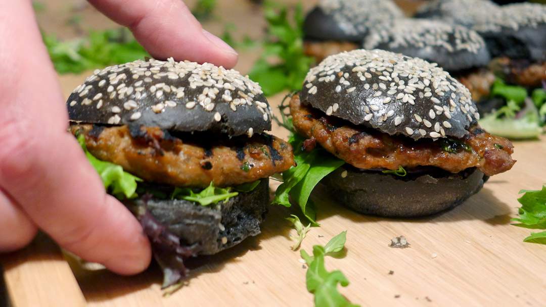 Sliders i sorte brød laget av blekksputblekk, grillede burgere laget med øl og akevitt. Så yum!.