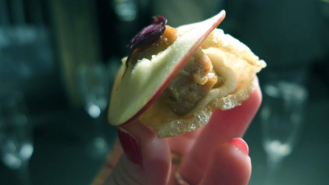 Svinesvor med langstekt svin og røkt sellerikrem og epleskive.