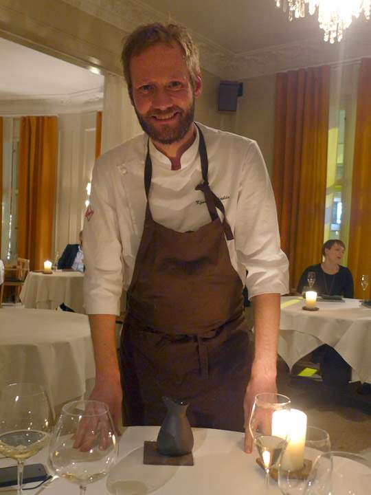 Kjartan Skjelde serverer retten sin denne kvelden på Ylajali. han har jobbet med Even Ramsvik tidligere, og de var på kokkelandslaget sammen.