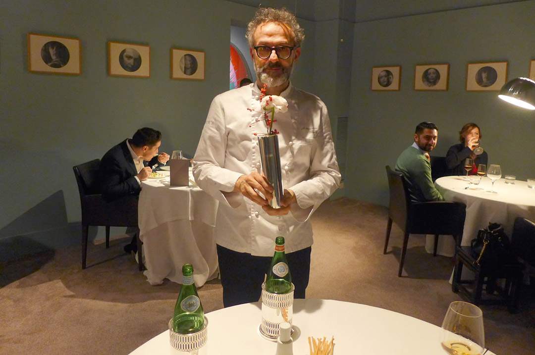 Massimo er en snedig fyr og han poserer villig. Han tar runden rundt til alle gjestene i lokalet og slår av en prat. Siste bord ute er vårt og her blir det klemming for vi er jo nesten som gamle venner å kalle etter den hyggelige praten vi hadde tidliger epå dagen! Gjestene rundt gjør store øyne og lurer fælt på hva greia er med oss. la dem lure.