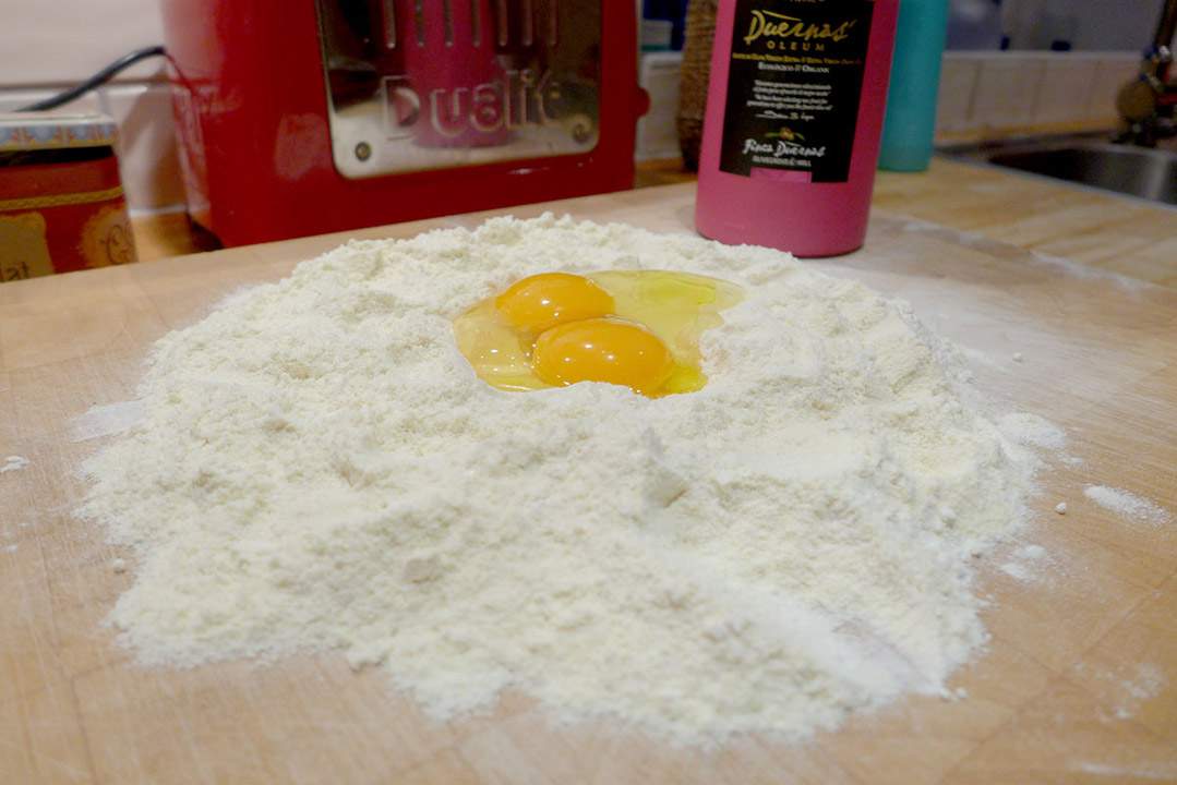 Egg i en grop av mel. Egg i en grop av mel.