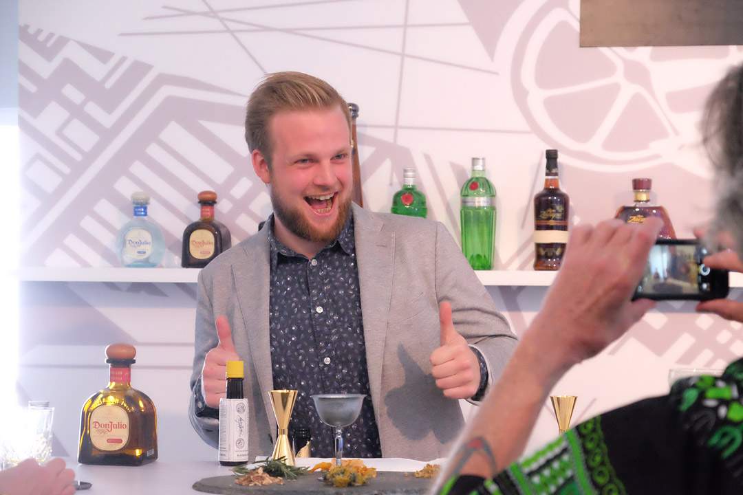 Gaz Regan tar bilde av Jørgen under konkurransen «Retro, disco, future»