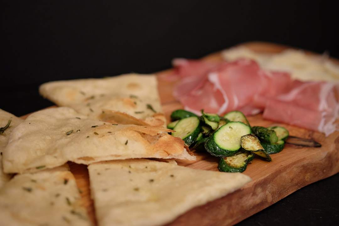Min rosmarinpizza med god skinke, lange remser deilig parmesan og grillet minisquash.