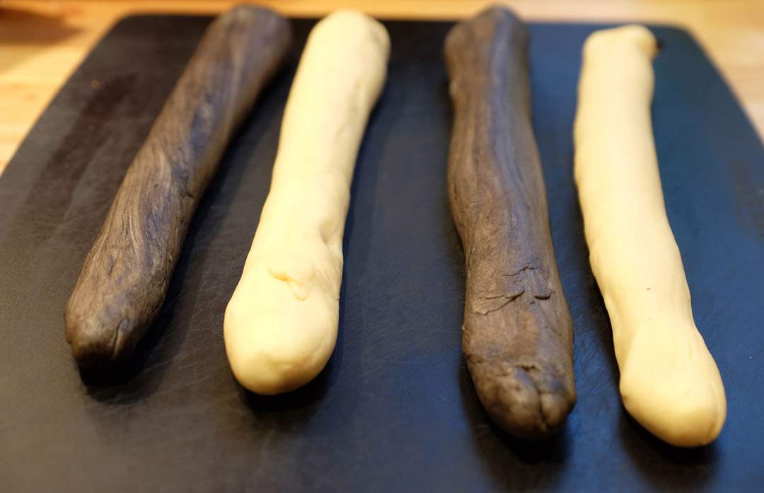 Annenhver sort og hvit deig. Annenhver sort og hvit deig.