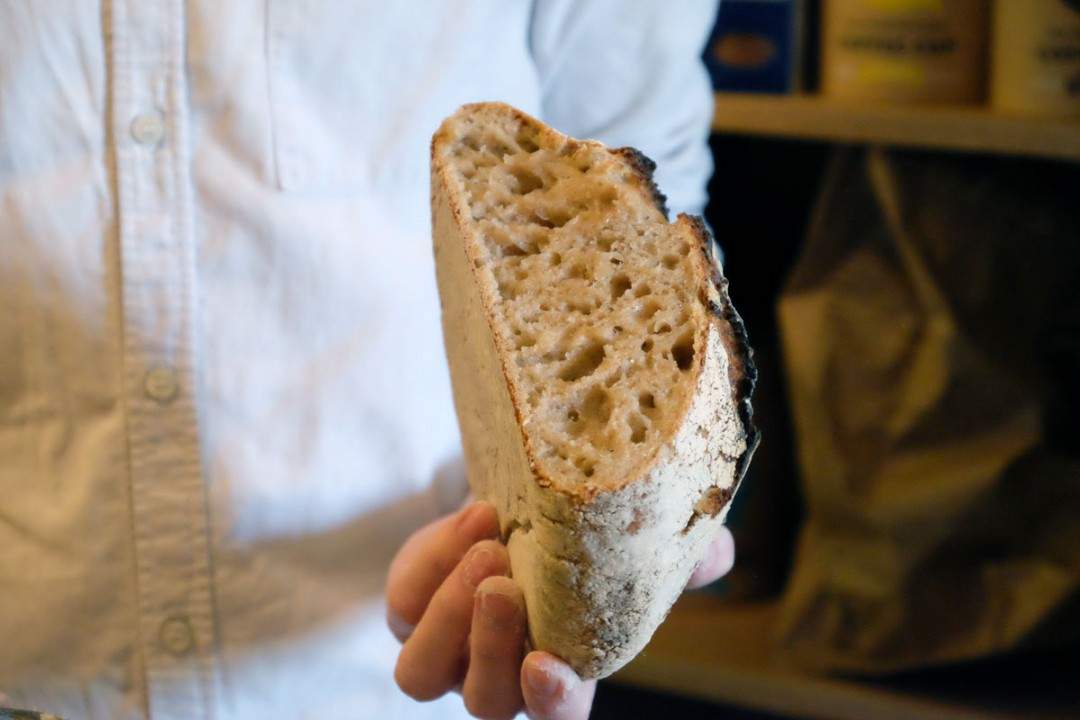Egentlig skulle vi ha ventet en time med å skjære opp brødet. Men når det lukter nybakt brød i hele butikken, skal vi ikke vente enda lenger altså.