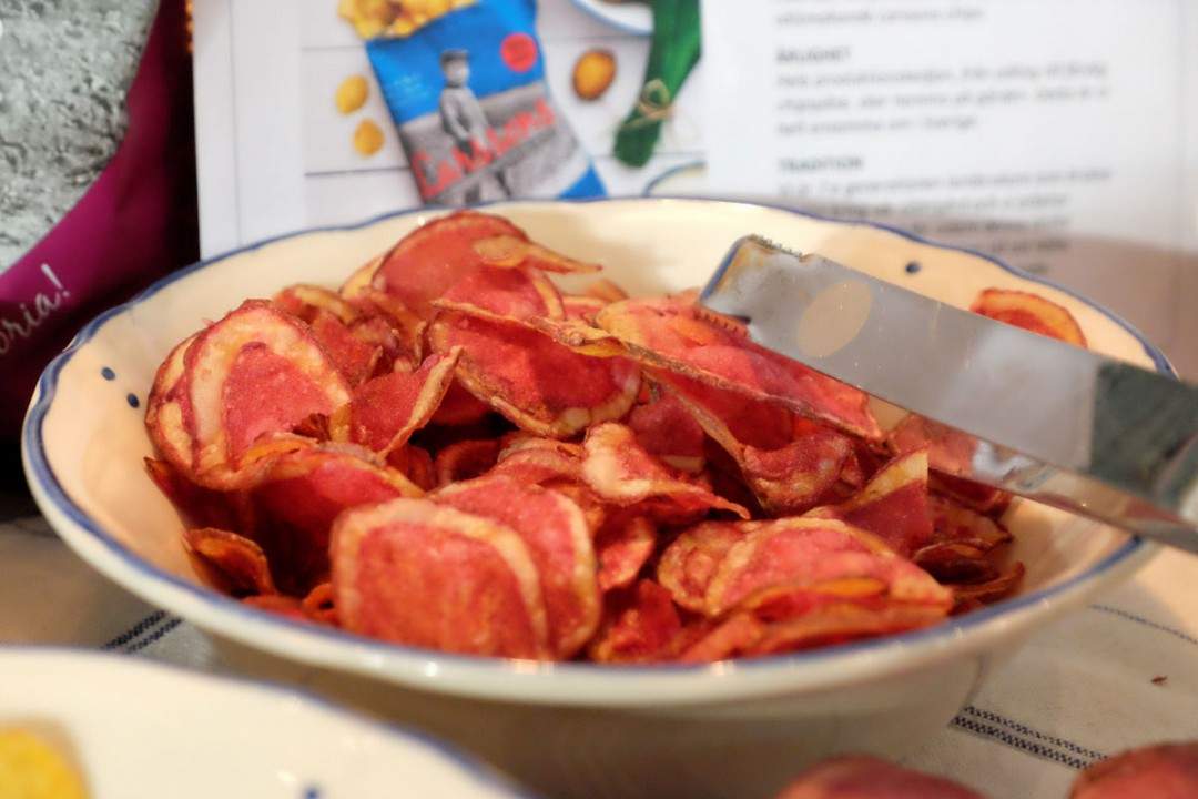 Chips fra sesongens røde poteter.