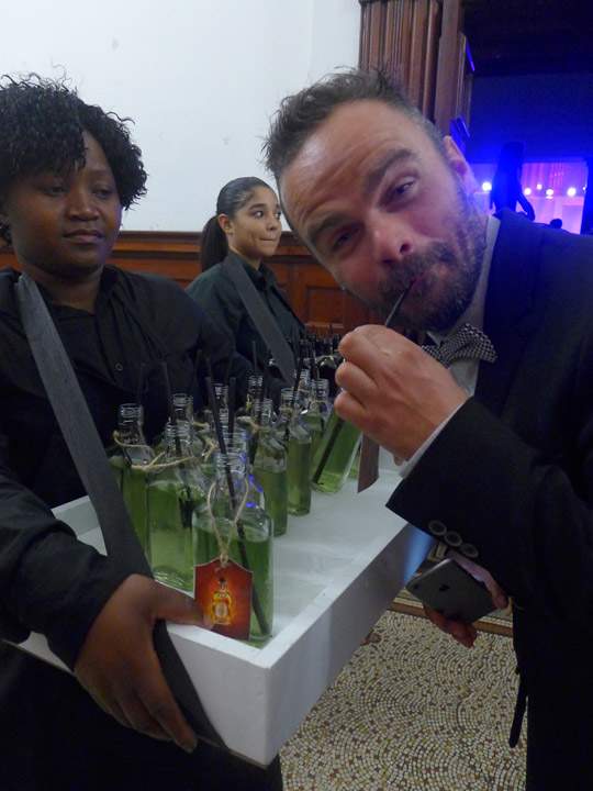 Min danske kollega nyter en cocktail servert i lommelerke.