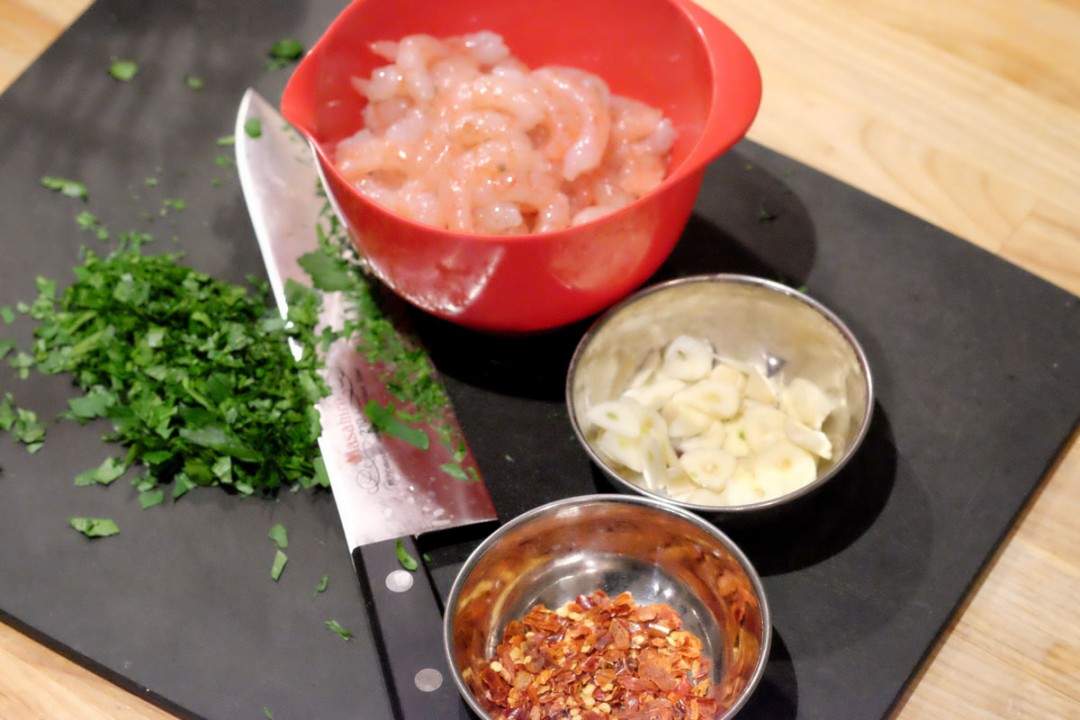 Alt du trenger: rå reker, hvitløk, chiliflakes og bladpersille.