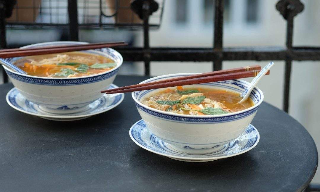 Asiatisk kyllingsuppe med nudler