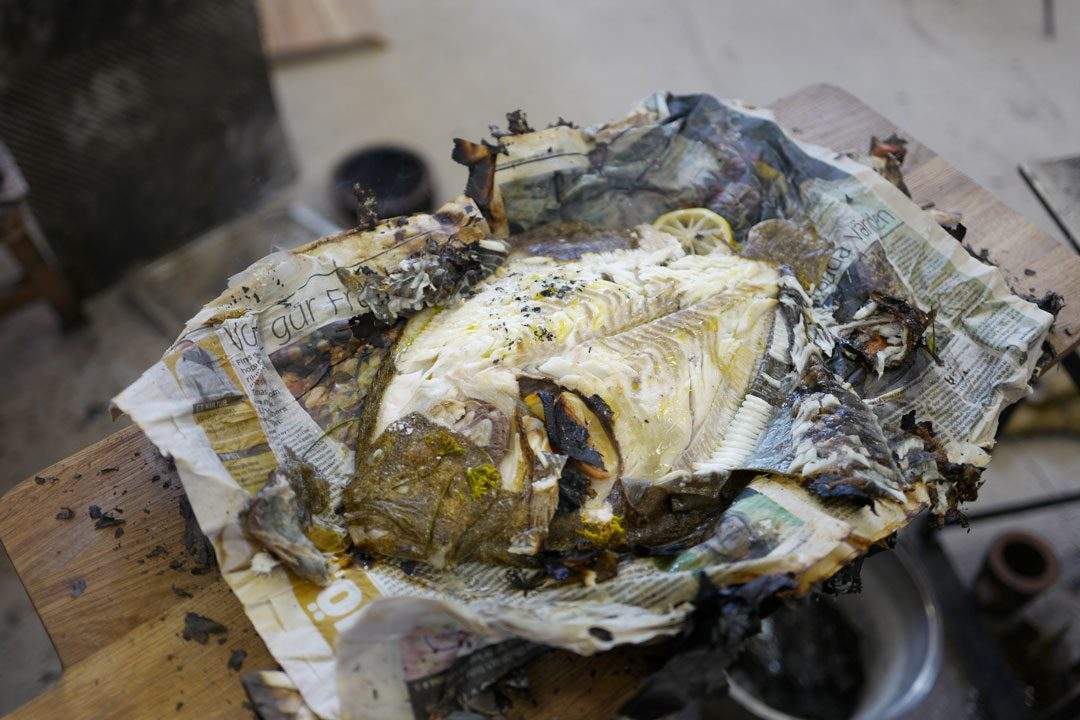 Luqaz skreller forsiktig av skinnet på fisken, og under ser vi det perfekte fiskekjøttet. Luqaz skreller forsiktig av skinnet på fisken, og under ser vi det perfekte fiskekjøttet.