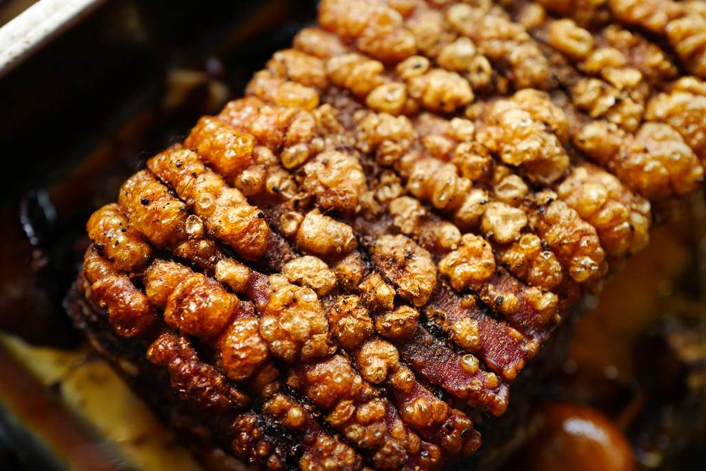 Step-by-step til perfekt langtidsstekt ribbe med sprø svor Langtidsstektribbe ribbe brunedepoteter rødkål jul julemat helleskitchenL1350090 - Step-by-step til perfekt langtidsstekt ribbe med sprø svor